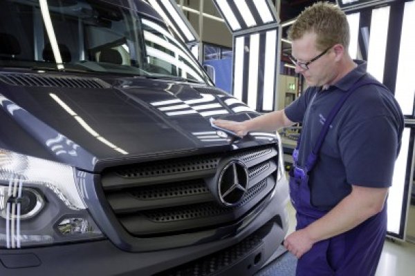 Noua generaţie de Mercedes-Benz Sprinter iese de pe linia de producţie